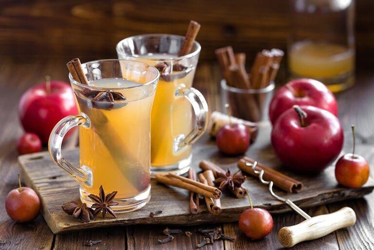 姜、丁香和藏红花茶是一种提高男性效力的芳香饮料