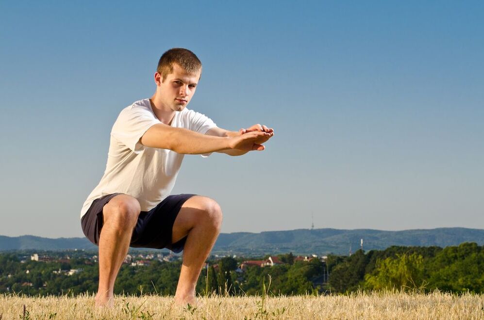 深蹲等特殊体育锻炼有助于增强男性力量。