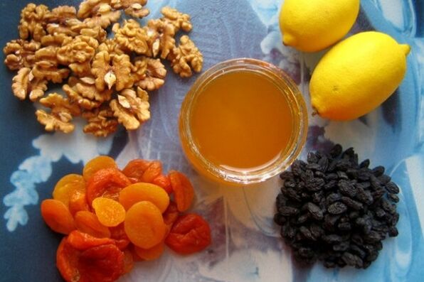 蜂蜜和坚果是增加男人性活动的甜食。